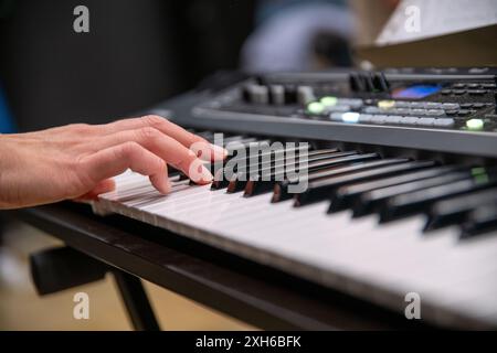 02 juillet 2024, Bavière, Nuremberg : une femme joue des notes sur un piano électrique. Photo : Pia Bayer/dpa Banque D'Images