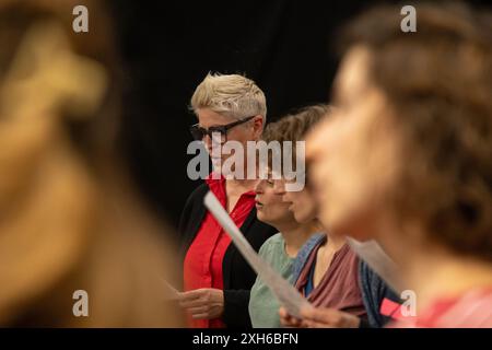 02 juillet 2024, Bavière, Nuremberg : Sonja Rieck (l) chante entre autres femmes. Avec un répertoire moderne qui va au-delà de la littérature chorale habituelle, les Desirenen connaissent un grand succès à Nuremberg et attirent de plus en plus de chanteuses. En conséquence, deux autres chorales de femmes ont déjà émergé de celles qui s'intéressent au projet de chœur fondé en 2013. Photo : Pia Bayer/dpa Banque D'Images