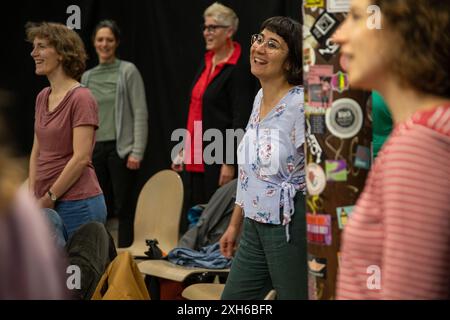 02 juillet 2024, Bavière, Nuremberg : Anna Geck (2ème à partir de la gauche) chante parmi d'autres femmes. Avec un répertoire moderne qui va au-delà de la littérature chorale habituelle, les Desirenen connaissent un grand succès à Nuremberg et attirent de plus en plus de chanteuses. En conséquence, deux autres chorales de femmes ont déjà émergé de celles qui s'intéressent au projet de chœur fondé en 2013. Photo : Pia Bayer/dpa Banque D'Images