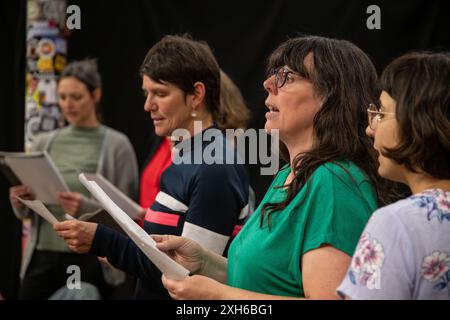 02 juillet 2024, Bavière, Nuremberg : Lucia Schraudolf (2ème à partir de la droite) chante parmi d'autres femmes. Avec un répertoire moderne qui va au-delà de la littérature chorale habituelle, les Desirenen connaissent un grand succès à Nuremberg et attirent de plus en plus de chanteuses. En conséquence, deux autres chorales de femmes ont déjà émergé de celles qui s'intéressent au projet de chœur fondé en 2013. Photo : Pia Bayer/dpa Banque D'Images