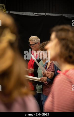 02 juillet 2024, Bavière, Nuremberg : Sonja Rieck (l) chante entre autres femmes. Avec un répertoire moderne qui va au-delà de la littérature chorale habituelle, les Desirenen connaissent un grand succès à Nuremberg et attirent de plus en plus de chanteuses. En conséquence, deux autres chorales de femmes ont déjà émergé de celles qui s'intéressent au projet de chœur fondé en 2013. Photo : Pia Bayer/dpa Banque D'Images