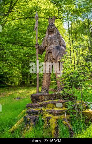 Sculpture amérindienne de Peter Bowsher au jardin botanique de Dawyck, Stobo, près de Peebles, Scottish Borders, Écosse, ROYAUME-UNI Banque D'Images