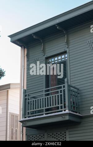 maison en bois restaurée avec fenêtres grillées et balcon Banque D'Images