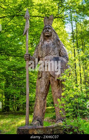 Sculpture amérindienne de Peter Bowsher au jardin botanique de Dawyck, Stobo, près de Peebles, Scottish Borders, Écosse, ROYAUME-UNI Banque D'Images