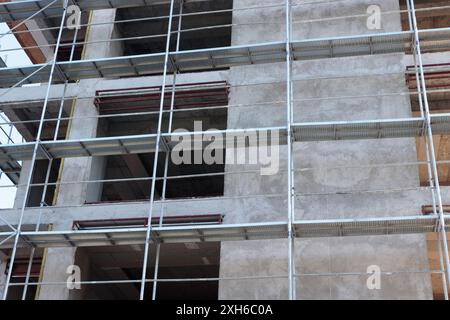 Des travaux sont en cours pour la construction d'un nouveau bâtiment. Ils utilisent divers outils et équipements pour construire la structure. bâtiment en construction Banque D'Images