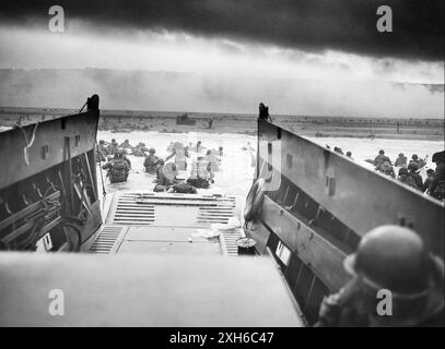 DA-DAY 6 juin 1944. Un LCVP d'un navire de la Garde côtière américaine débarque des troupes de la compagnie A, 16e d'infanterie, de la première division d'infanterie (la Big Red One) sur la section Fox Green d'Omaha Beach en Normandie. Photo du chef de la Garde côtière américaine, Robert F. Sargent, qu'il nomme The Jaws of Death. Banque D'Images