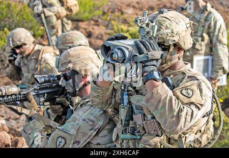 DÉSIGNATEUR LASER utilisé par un soldat de l'armée américaine du 2e escadron, du 14e régiment de cavalerie, de l'équipe de combat de la 2e brigade d'infanterie, de la 25e division d'infanterie lors d'un exercice à Hawaï en 2019. Banque D'Images