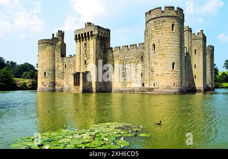 Le château de Bodiam, entouré de douves, date de 1385. East Sussex, Angleterre Banque D'Images
