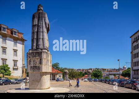 Sur la place Dom Dinis se trouve la statue du roi Dinis, fondateur du campus universitaire au 13ème siècle dans la ville universitaire portugaise de Coimbra. Banque D'Images