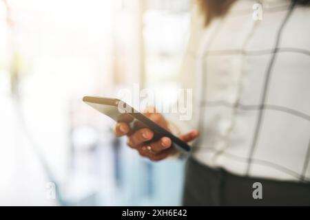 Téléphone, défilement et mains de femme d'affaires avec chat en ligne, connectivité ou gestion de projet à l'agence numérique. Smartphone, réseau et Banque D'Images