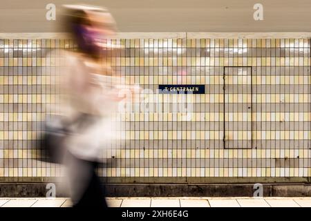 Quai de la station de métro T-Centralen des années 1950 Dans les stations de la première génération du métro de Stockholm, des tuiles et des reliefs ont été utilisés avant tout. La vue des parois rocheuses et le sentiment d'être souterrain devaient être éliminés autant que possible. Arsenalsgatan, Stockholm, Stockholms län, Suède Banque D'Images