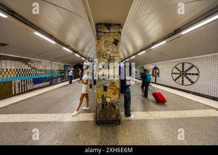 Quai de la station de métro T-Centralen des années 1950 Dans les stations de la première génération du métro de Stockholm, des tuiles et des reliefs ont été utilisés avant tout. La vue des parois rocheuses et le sentiment d'être souterrain devaient être éliminés autant que possible. Klara Vattugränd, Stockholm, Stockholms län, Suède Banque D'Images