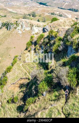 Les gens marchent et trekking seuls l'un des nombreux sentiers autour et en dessous du pic te Mata près de Hawkes Bay dans l'île du Nord de la Nouvelle-Zélande Banque D'Images