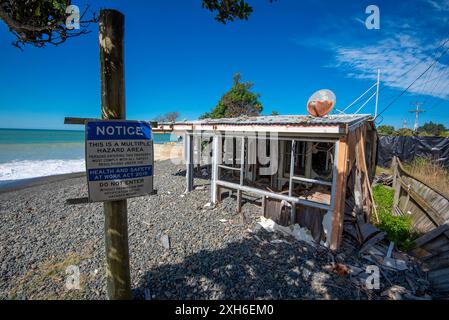 Un lot (maison de vacances ou chalet) sur une plage près de Cape Kidnappers dans l'île du Nord de la Nouvelle-Zélande, détruit par le cyclone Gabrielle en février 2023 Banque D'Images