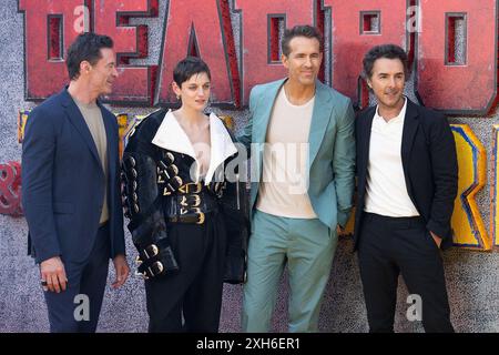 Londres, Royaume-Uni. 11 juillet 2024. (G-d) Hugh Jackman, Emma Corrin, Ryan Reynolds et Shawn Levy assistent au Deadpool & Wolverine UK Sneak Peek Event Arrivals à l'Eventim Apollo à Hammersmith à Londres, Angleterre, Royaume-Uni. Crédit : S.A. / Alamy Live News Banque D'Images