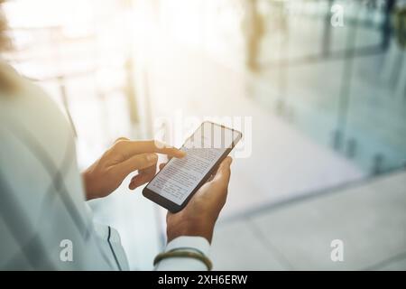 Téléphone, main et femme avec document numérique, rapport en ligne ou courriel de gestion de projet au cabinet d'avocats. Smartphone, lecture et consultant juridique sur mobile Banque D'Images