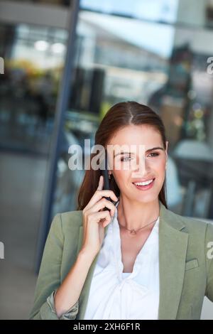 Appel téléphonique, écoute et femme d'affaires au bureau avec téléphone pour la conversation, le réseautage ou la négociation. Parler, agence média et employé pour Banque D'Images