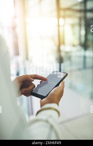 Écran de téléphone, main et femme avec document numérique, rapport en ligne ou gestion de projet au cabinet d'avocats. Smartphone, lecture et consultant juridique sur Banque D'Images