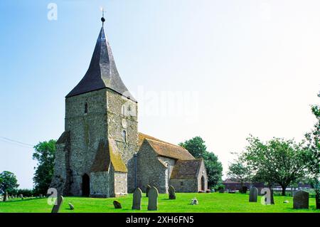 Église St Mary dans le village de préparMary in the Marsh, Romney Marsh, Kent, Angleterre, Royaume-Uni Banque D'Images