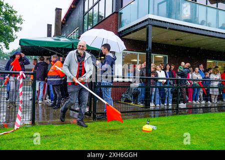 Delden, pays-Bas. 12 juillet 2024. DELDEN, 12-07-2024, Sportcomplex de Scheetheuvel, match amical, saison 2024/2025, football . Match entre le FC Twente et le FC Nordsjaelland . Matériel homme avec le drapeau de coin crédit : Pro Shots/Alamy Live News Banque D'Images