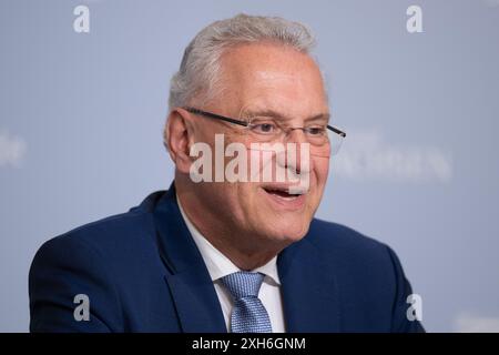 Dresde, Allemagne. 12 juillet 2024. Joachim Herrmann (CSU), ministre de l'intérieur de Bavière, participe à une conférence de presse. Les 11 et 12 juillet 2024, les ministres de l'intérieur des états fédéraux dirigés par la CDU/CSU se réuniront à Dresde. Crédit : Sebastian Kahnert/dpa/Alamy Live News Banque D'Images