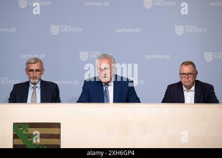 Dresde, Allemagne. 12 juillet 2024. Armin Schuster (CDU, g-d), ministre de l'intérieur de la Saxe, Joachim Herrmann (CSU), ministre de l'intérieur de la Bavière, et Michael Stübgen (CDU), ministre de l'intérieur du Brandebourg, participent à une conférence de presse. Les 11 et 12 juillet 2024, les ministres de l'intérieur des états dirigés par la CDU se réuniront à Dresde. Crédit : Sebastian Kahnert/dpa/Alamy Live News Banque D'Images