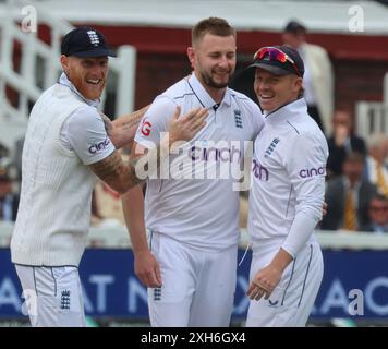 Londres, Royaume-Uni. 12 juillet 2024. LONDRES, Royaume-Uni, JULY12 : L'anglais Gus Atkinson(Surrey) qui fait ses débuts célèbre son 11 guichet avec l'anglais Ben Stokes (Durham) et l'anglais Ollie Pope (Surrey) lors du match Rothesay test It test Day 3 of 5 entre l'Angleterre et les Antilles au Lord's Cricket Ground, Londres, le 12 juillet 2024 Credit: action Foto Sport/Alamy Live News Banque D'Images