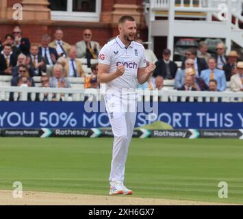 Londres, Royaume-Uni. 12 juillet 2024. LONDRES, Royaume-Uni, JULY12 : Gus Atkinson (Surrey) de l'Angleterre qui fait ses débuts célèbre son 11 guichet lors du Rothesay test, son jour 3 de 5, entre l'Angleterre et les Antilles au Lord's Cricket Ground, Londres, le 12 juillet 2024 crédit : action Foto Sport/Alamy Live News Banque D'Images