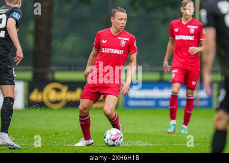 Delden, pays-Bas. 12 juillet 2024. DELDEN, PAYS-BAS - 12 JUILLET : Mathias Kjolo du FC Twente dribble lors du match amical d'avant-saison entre le FC Twente et le FC Nordsjaelland à Rood Zwart le 12 juillet 2024 à Delden, pays-Bas. (Photo de René Nijhuis/Orange Pictures) crédit : Orange pics BV/Alamy Live News Banque D'Images