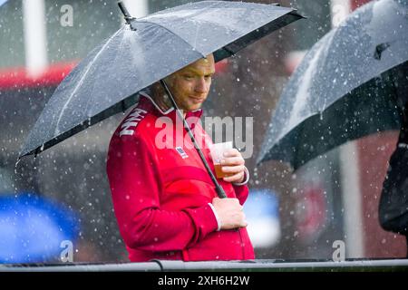 Delden, pays-Bas. 12 juillet 2024. DELDEN, 12-07-2024, Sportcomplex de Scheetheuvel, match amical, saison 2024/2025, football . Match entre le FC Twente et le FC Nordsjaelland . Fan de Twente crédit : Pro Shots/Alamy Live News Banque D'Images