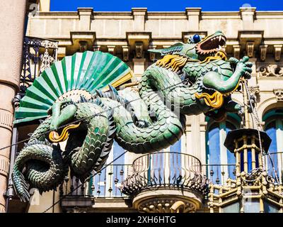 Le célèbre dragon sur la façade de Casa Bruno Quadros sur la Placa de la Boqueria à Las Ramblas à Barcelone, Catalogne, Espagne. Banque D'Images