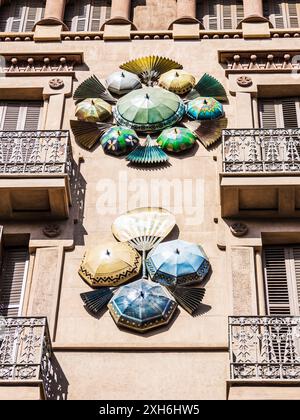 Détail de la façade de Casa Bruno Quadros sur la Placa de la Boqueria à Las Ramblas à Barcelone, Catalogne, Espagne. Banque D'Images