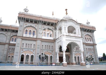 Siri Guru Nanak Darbar Gurdwara temple à Gravesend, Kent, après qu'un garçon de 17 ans ait été arrêté sur la base de soupçons de tentative de meurtre et d'une infraction à l'ordre public aggravée par la religion, après qu'un homme ait tenté d'attaquer des gens alors qu'il était armé d'une arme à lame au temple jeudi soir. Date de la photo : vendredi 12 juillet 2024. Banque D'Images