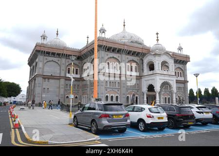 Siri Guru Nanak Darbar Gurdwara temple à Gravesend, Kent, après qu'un garçon de 17 ans ait été arrêté sur la base de soupçons de tentative de meurtre et d'une infraction à l'ordre public aggravée par la religion, après qu'un homme ait tenté d'attaquer des gens alors qu'il était armé d'une arme à lame au temple jeudi soir. Date de la photo : vendredi 12 juillet 2024. Banque D'Images