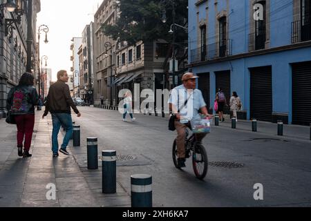 Un homme fait du vélo dans une rue de Ciudad de México, ou Mexico. Banque D'Images