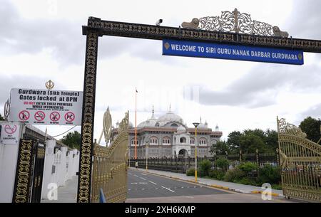 Siri Guru Nanak Darbar Gurdwara temple à Gravesend, Kent, après qu'un garçon de 17 ans ait été arrêté sur la base de soupçons de tentative de meurtre et d'une infraction à l'ordre public aggravée par la religion, après qu'un homme ait tenté d'attaquer des gens alors qu'il était armé d'une arme à lame au temple jeudi soir. Date de la photo : vendredi 12 juillet 2024. Banque D'Images