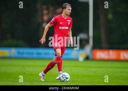 Delden, pays-Bas. 12 juillet 2024. DELDEN, PAYS-BAS - 12 JUILLET : Youri Regeer du FC Twente dribble lors du match amical d'avant-saison entre le FC Twente et le FC Nordsjaelland à Rood Zwart le 12 juillet 2024 à Delden, pays-Bas. (Photo de René Nijhuis/Orange Pictures) crédit : Orange pics BV/Alamy Live News Banque D'Images