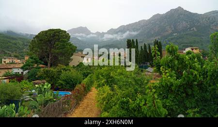 Vue sur Soller Mallorca avec des nuages bas en face des montagnes Tramuntana Banque D'Images