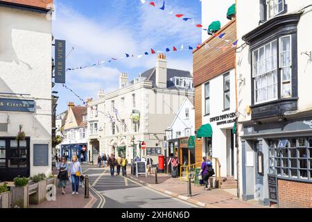 Cowes Isle of Wight - les gens visitant les boutiques pubs et restaurants sur Cowes High Street West Cowes Isle of Wight Angleterre Royaume-Uni GB Europe Banque D'Images