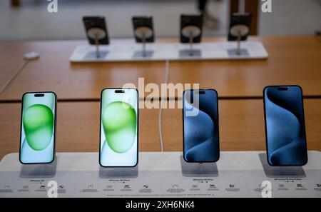 Berlin, Allemagne. 12 juillet 2024. Différents modèles d'iPhone, dont l'iPhone 15, l'iPhone 15 plus, l'iPhone 15 Pro et l'iPhone 15 Pro Max, sont disponibles dans l'Apple Store sur Kurfürstendamm. Crédit : Monika Skolimowska/dpa/Alamy Live News Banque D'Images