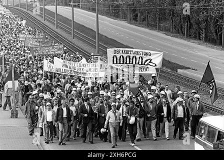 Les métallurgistes de Krupp Stahl AG défilent depuis la porte 12 jusqu'à la « réunion du personnel supplémentaire ». Ils protestent contre les suppressions d'emplois prévues dans le concept structurel de 1985-1987 présenté par le Conseil exécutif de Krupp. [traduction automatique] Banque D'Images