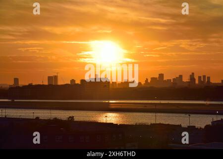 Royal Docks Simmer Sunset - une vue vers le nord à travers Newham vers Stratford Banque D'Images