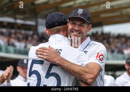 Ben Stokes de l'Angleterre embrasse James Anderson de l'Angleterre après son dernier match pour l'Angleterre lors du premier test match de Rothesay jour trois Angleterre - Antilles aux Lords, Londres, Royaume-Uni, 12 juillet 2024 (photo par Mark Cosgrove/News images) Banque D'Images