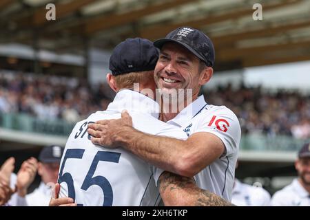 Ben Stokes de l'Angleterre embrasse James Anderson de l'Angleterre après son dernier match pour l'Angleterre lors du premier test match de Rothesay jour trois Angleterre - Antilles aux Lords, Londres, Royaume-Uni, 12 juillet 2024 (photo par Mark Cosgrove/News images) Banque D'Images