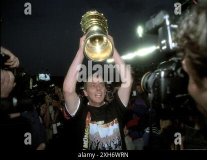 DFB Cup final 1998 : Bayern Muenchen - MSV Duisburg 2:1 / Mario Basler avec trophée [traduction automatique] Banque D'Images