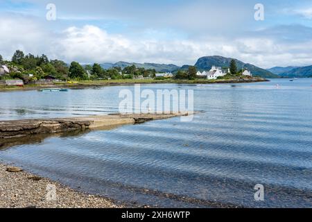 La rampe d'accès au port de Plockton dans les Highlands écossais. Banque D'Images