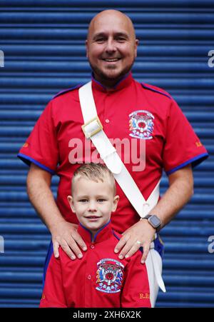 ***PERMISSION PARENTALE ACCORDÉE*** Jamie Reston, de Glasgow, avec son fils Ashton James Reston (5 ans) alors que les gens se rassemblent au Carlisle Circus de Belfast avant un défilé de l'ordre Orange dans le cadre des célébrations du 'douzième de juillet'. Date de la photo : vendredi 12 juillet 2024. Banque D'Images