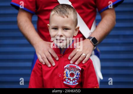 ***PERMISSION PARENTALE ACCORDÉE*** Jamie Reston, de Glasgow, avec son fils Ashton James Reston (5 ans) alors que les gens se rassemblent au Carlisle Circus de Belfast avant un défilé de l'ordre Orange dans le cadre des célébrations du 'douzième de juillet'. Date de la photo : vendredi 12 juillet 2024. Banque D'Images