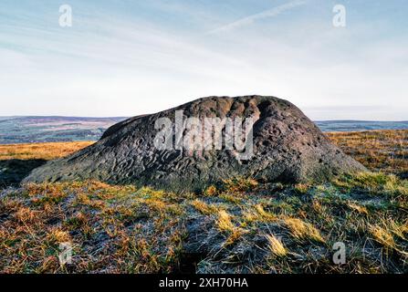 Le Blaireau, Pierre Ilkley Moor, West Yorkshire, Angleterre. Rocher naturel sculpté avec tasse préhistorique et la marque rock art Banque D'Images