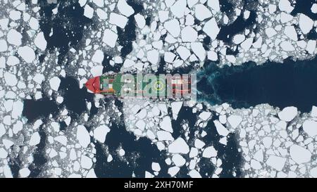 (240712) -- PÉKIN, 12 juillet 2024 (Xinhua) -- une photo de drone aérien prise le 6 janvier 2024 montre le brise-glace chinois Xuelong 2 menant une expédition scientifique dans la mer d'Amundsen. (Photo de Chen Dongbin/Xinhua) Banque D'Images